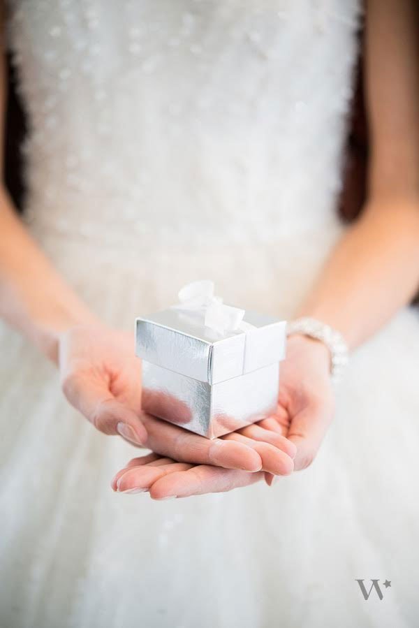 Cadeaux invites mariage theme argent et rose poudre, boite a dragées cartonnées argent avec ruban noeud